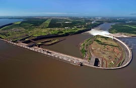 Represa hidroeléctrica paraguayo-brasileña Itaipú y el río Paraná convertido en embalse.
