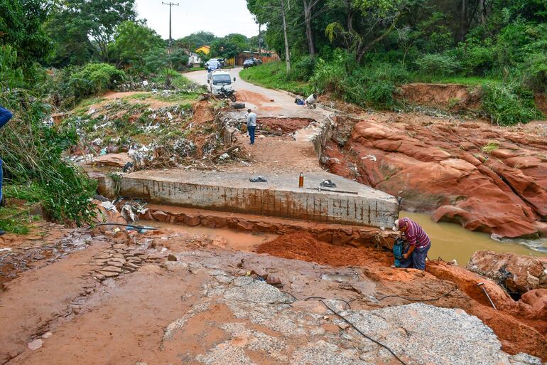 La junta municipal de San Antonio declaró emergencia vial par reparar calles y puentes afectados por el temporal.