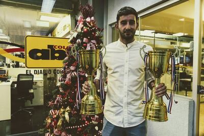 Mathías Villasanti con los premios que ganó como mejor futbolista del año