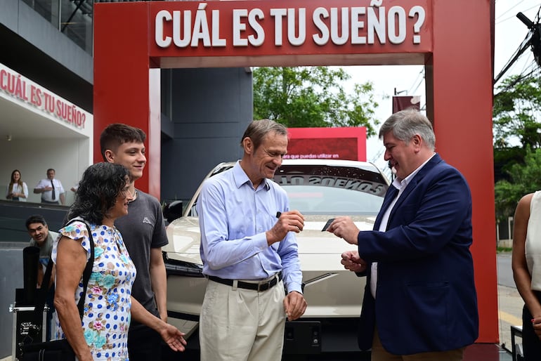 El director financiero de Sueñolar, John Kröll, entregó la llave del vehículo eléctrico 0Km al afortunado ganador, Roberto Haseitel.