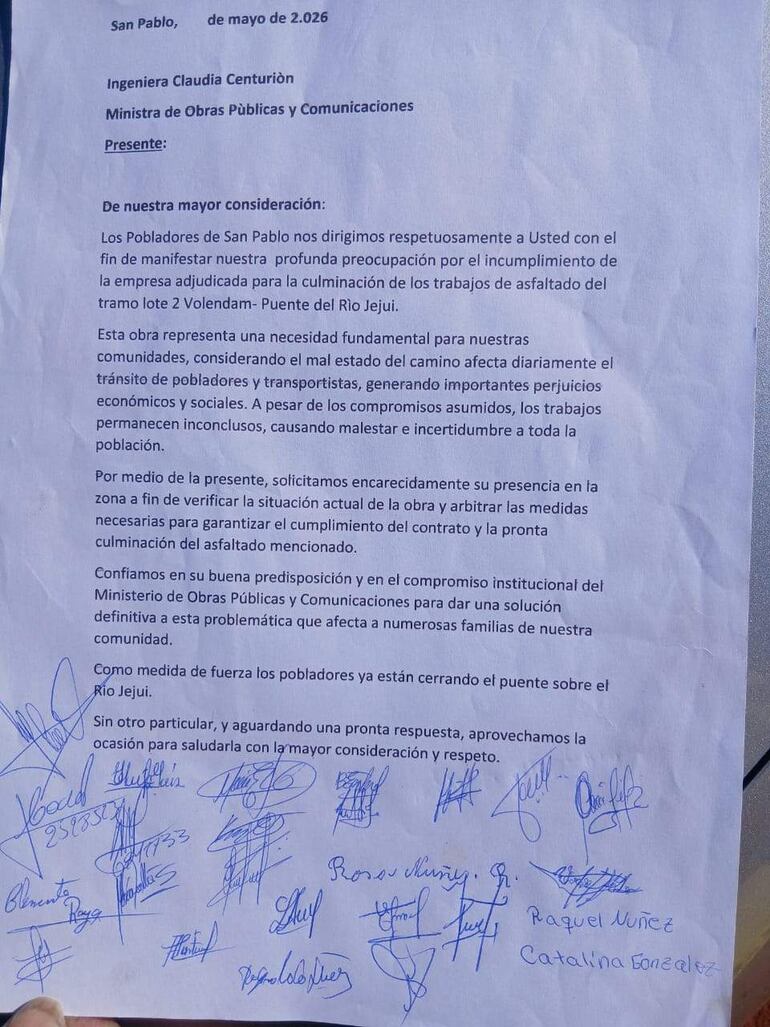 Documento dirigido a Claudia Centurión, con texto sobre el incumplimiento de obras, en un ambiente interior.