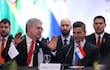 El presidente de Paraguay, Santiago Peña (d), junto al ministro del Interior, Enrique Riera (i).
