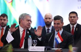 El presidente de Paraguay, Santiago Peña (d), junto al ministro del Interior, Enrique Riera (i).