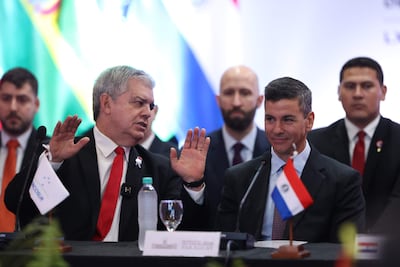 El presidente de Paraguay, Santiago Peña (d), junto al ministro del Interior, Enrique Riera (i).
