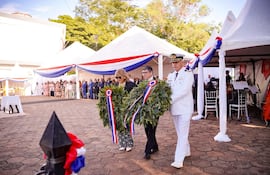 La colocación de las coronas de laureles estuvo a cargo del intendente Daniel Pereira, del capitán Milciades Coronel y de Mirian Venialgo, en representación de los pioneros.