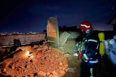 Bomberos ucranianos trabajan en un edificio dañado por un ataque de dron en Kiev, este viernes.