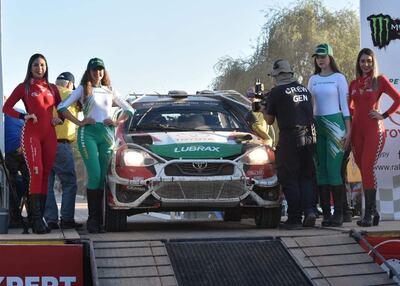 El Toyota Etios R5 de Alejandro Galanti y Marcelo Toyotoshi llegan a la rampa de Mariscal Estigarribia al finalizar la Etapa 1.