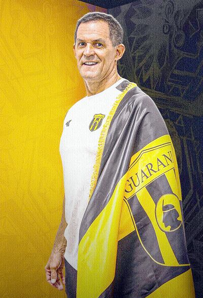 Víctor Eduardo Ceferino Bernay (55 años), director técnico de Guaraní.