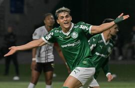 El delantero paraguayo del Palmeiras, Ramón Sosa, celebra marcar el primer gol de su equipo durante el partido de vuelta de la semifinal de la Copa Libertadores entre el Palmeiras de Brasil y la Liga de Quito de Ecuador en el estadio Allianz Parque en São Paulo, Brasil.