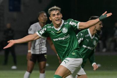 El delantero paraguayo del Palmeiras, Ramón Sosa, celebra marcar el primer gol de su equipo durante el partido de vuelta de la semifinal de la Copa Libertadores entre el Palmeiras de Brasil y la Liga de Quito de Ecuador en el estadio Allianz Parque en São Paulo, Brasil.