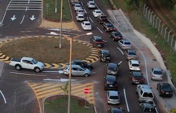 La rotonda construida sobre la avenida Itaipú, a 1500 metros del acceso al Paraguay desde el Brasil, deberá ser demolida por determinación del MOPC.