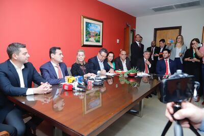 Bancada cartista, la senadora liberocartista Noelia Cabrera, el ministro de Educación, Luis Ramírez y el ministro de la Niñez y Adolescencia, Walter Gutiérrez