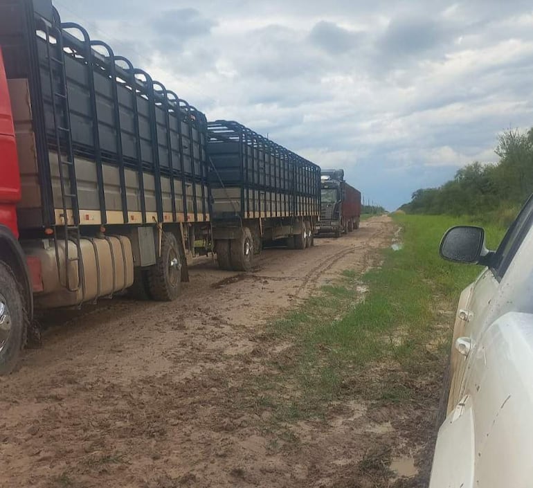 Camiones en el camino que conduce a Fuerte Olimpo, impide paso de los demas vehiculos, tras las lluvias