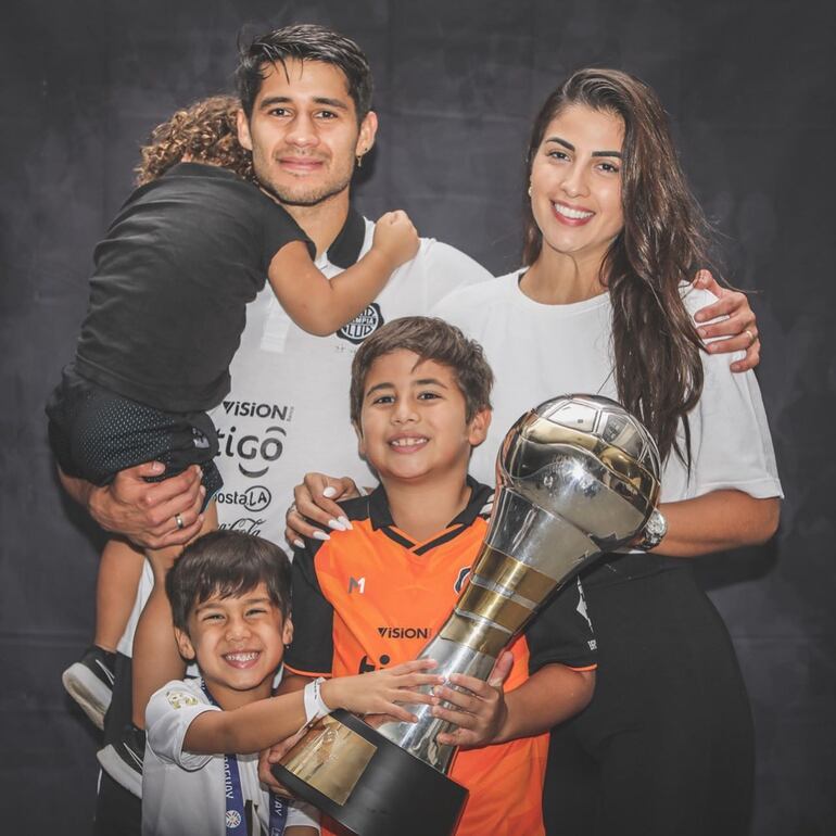 Tito Torres y Vita Aranda con sus hijos Elías, Emmanuel y Piero, en una postal publicada por el futbolista el día del cumpleaños de su esposa. (Instagram/Iván Torres)