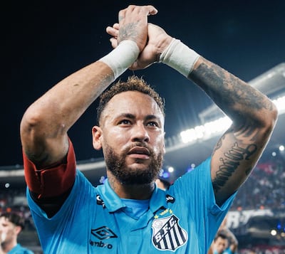 Neymar saluda a la afición del Santos tras la clasificación del equipo en la Copa Brasil.