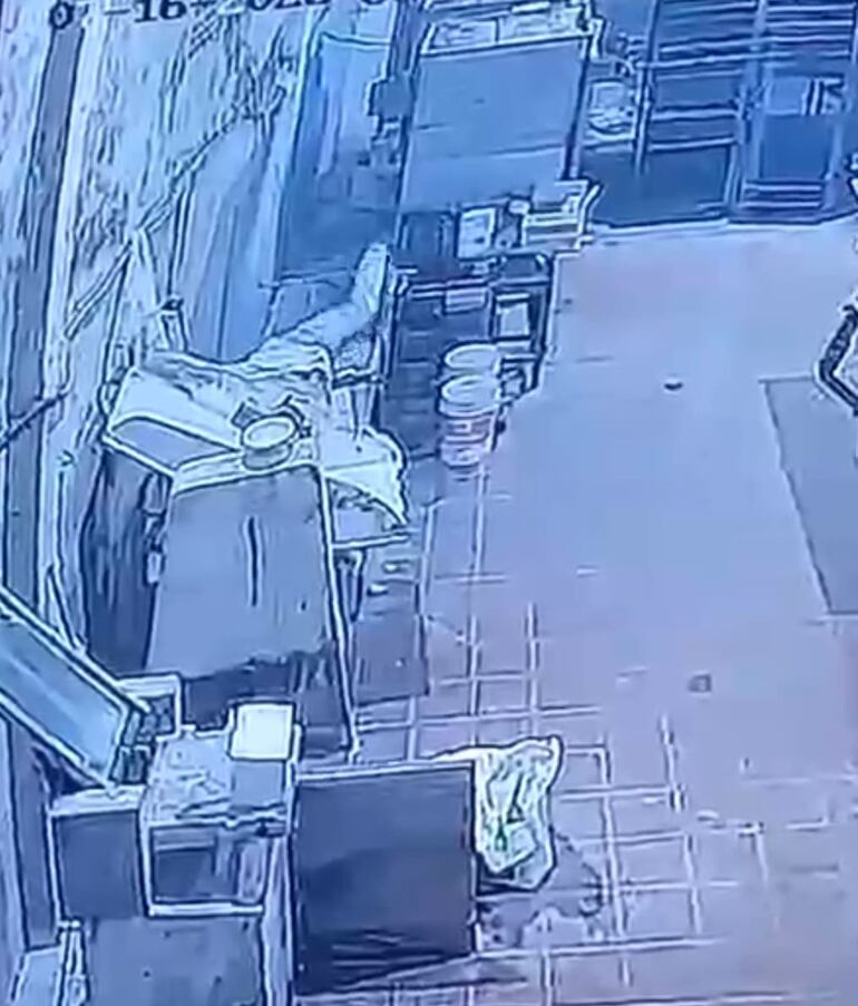 Cuando el compañero regresó a su puesto del trabajo ya encontró a la víctima semienterrado en la amasadora.