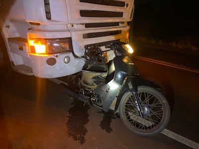 Un joven de San Ignacio pierde la vida tras ser embestido por un camión en la ruta PY01; su acompañante permanece grave en el hospital.