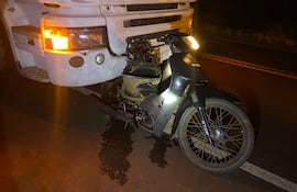 Un joven de San Ignacio pierde la vida tras ser embestido por un camión en la ruta PY01; su acompañante permanece grave en el hospital.