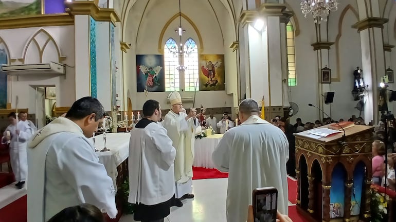 Mons. Joaquín Robledo bendijo a los presentes con la espada de San Miguel Arcangel al término de la Santa Misa.