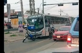 un colectivo del transporte público de la Línea 47 Automotores Guaraní S.R.L. arrastrando una motocicleta, que estaba estacionada y sin conductor, en la capa asfáltica.