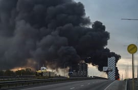 Humo sobre Kiev luego de un ataque ruso. (Imagen de archivo)