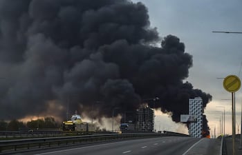 Humo sobre Kiev luego de un ataque ruso. (Imagen de archivo)