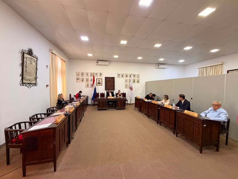 En sesión exprés aceptan renuncia de intendente de Villarrica y designan a su reemplazo.