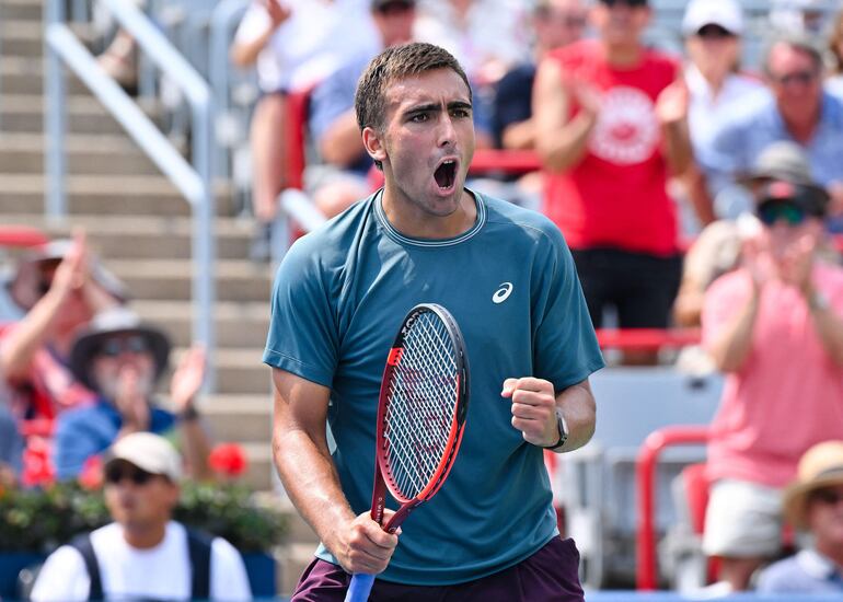 Daniel Mérida de España celebra el punto de partido contra Tallon Griekspoor de Países Bajos durante su partido de octavos de final individuales en el octavo día del ATP 1000 National Bank Open presentado por Rogers en el Stade IGA, en Montreal, Quebec, Canadá.