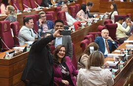 La actual lidereza de la bancada de HC, Rocío Abed, se hace una foto con el diputado oficialista Hugo Meza y visitantes de la cámara.