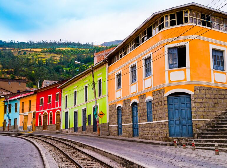 Casas coloridas en la estación ferroviaria de Alausí, punto de partida del tren Nariz del diablo en Ecuador.