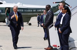 El presidente de Estados Unidos, Donald Trump (i) se despide antes de abordar el Air Force One.