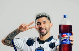 Julio Enciso con Pepsi