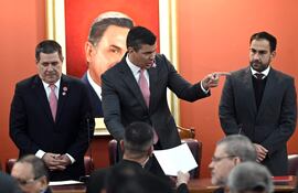 El presidente Santiago Peña (centro) no solo ha intentado justificar la designaciones de parientes en la Función Pública, sino que ha firmados muchos de esos nombramientos.