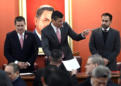 El presidente Santiago Peña (centro) no solo ha intentado justificar la designaciones de parientes en la Función Pública, sino que ha firmados muchos de esos nombramientos.