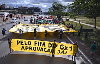 Personas participan en una manifestación contra la jornada laboral 6X1, en Brasilia (Brasil).