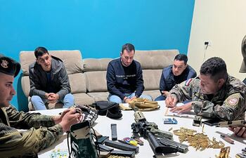 Armas, municiones y otras evidencias incautadas en poder de tres hombres que fueron interceptados por la GEO en Saltos del Guairá
