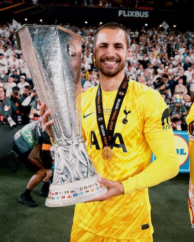 Alfie Whiteman (27 años), guardameta inglés que se retira de la actividad profesional para dedicarse a ser ser fotógrafo y cineasta.