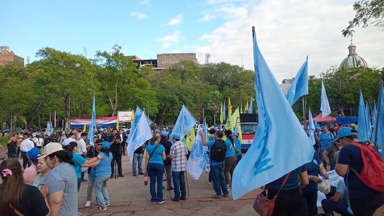 Gremios docentes se concentran en la Plaza de la Democracia para presionar por modificaciones a la Caja Fiscal