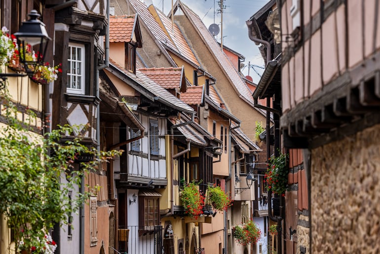 Antiguas casas de entramado de madera en el casco antiguo medieval histórico de Eguisheim en Alsacia, Francia.
