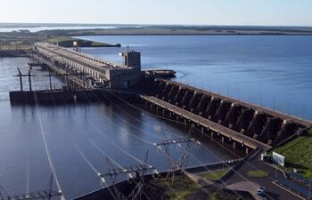 Vista de la Represa de Yacyretá, desde la izquierda.