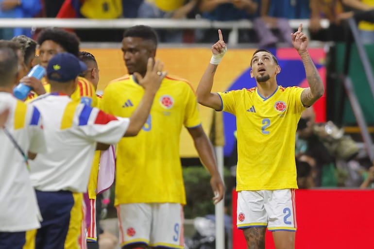 Daniel Muñoz (d) de Colombia celebra un gol este martes, en un partido del grupo K del Mundial de la FIFA 2026 entre Colombia y RD Congo, en el estadio Akron en Guadalajara (México).
