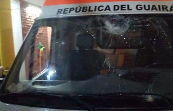 Vehículo de bomberos atacado por los vecinos que incendiaron la estructura.