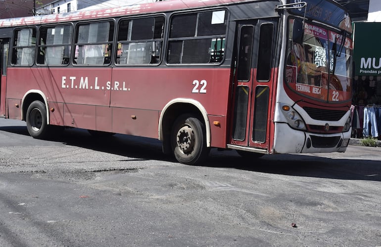 Colectivo cruza de carril sobre Rodríguez de Francia para evitar caer en los pozos. 