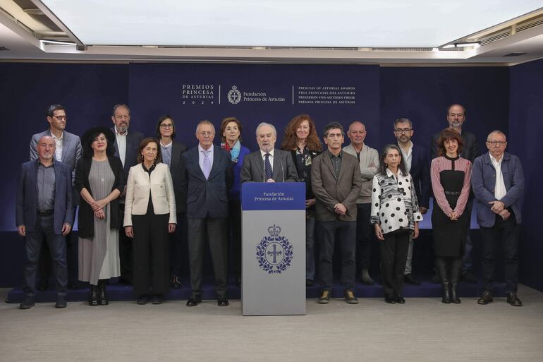 Los miembros del jurado del Premio Princesa de Asturias de las Letras 2024, presidido por Santiago Muñoz Machado.