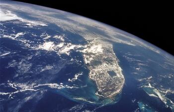 Las comunidades en zonas costeras, como Florida, mostrada en esta imagen de la NASA de 1992, son vulnerables a los efectos del aumento del nivel del mar, incluido el desbordamiento de mareas altas.
