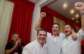 De izq. a der.: El apoderado de la ANR, Eduardo González; el presidente del Partido Colorado, Horacio Cartes, el presidente de la República, Santiago Peña y el vicepresidente Pedro Alliana.