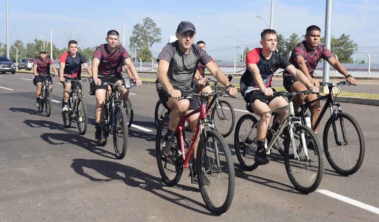 Imagen ilustrativa: ciclistas en la Costanera Sur durante una jornada soleada. 