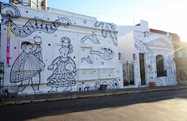 Fachada del Centro Cultural de España decorada con un mural de figuras humanas estilizadas y patrones abstractos coloridos.