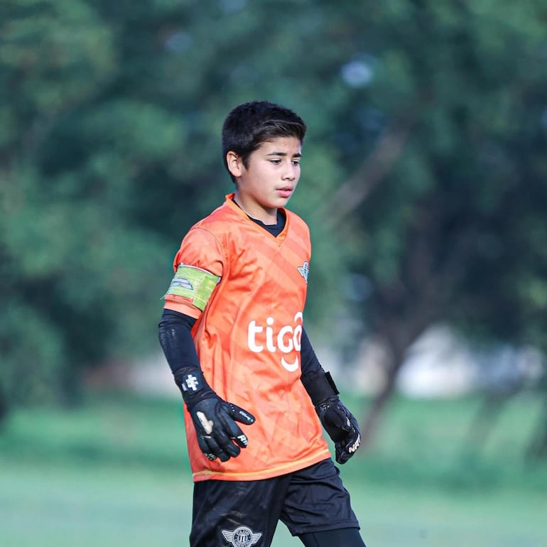 Elías Torres sigue los pasos de su papá Tito Torres. El jovencito adora practicar fútbol. (Instagram/Iván Torres)