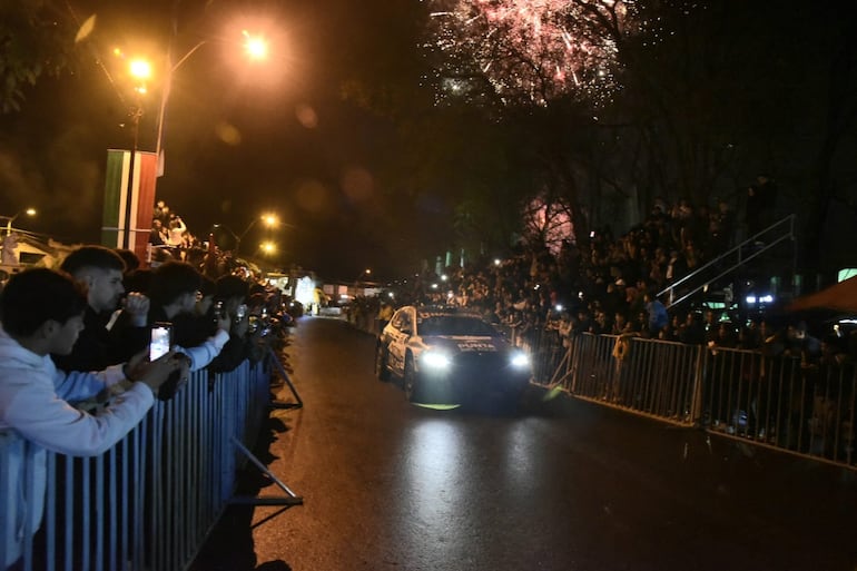 Minutos antes del inicio de la ceremonia de partida, la llovizna paró y con los fuegos artificiales que animaron la noche, los aficionados disfrutaron ver el paso por la rampa de los autos que estarán en carrera a partir de mañana sábado.